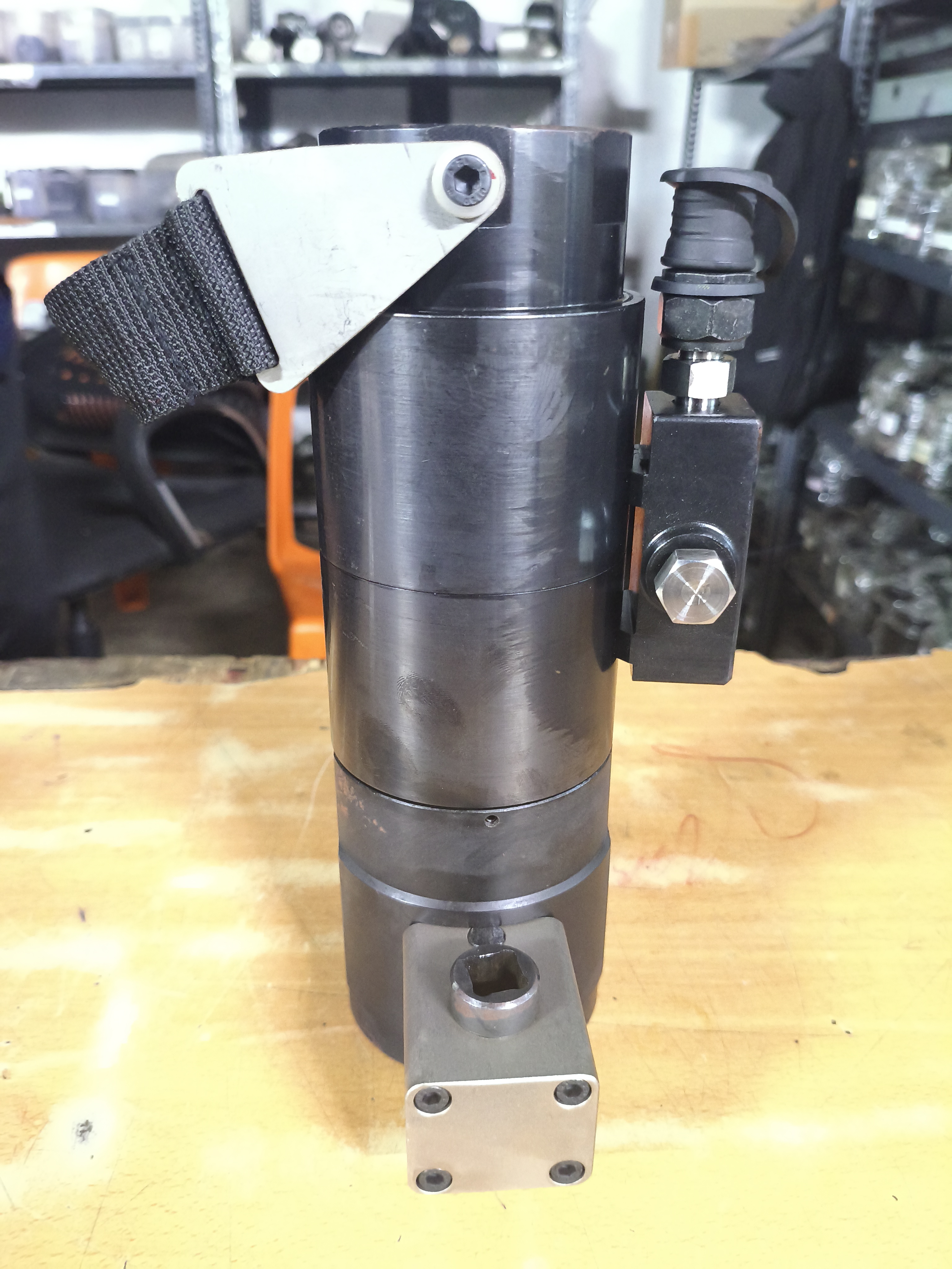 hydraulic bolt tensioner  