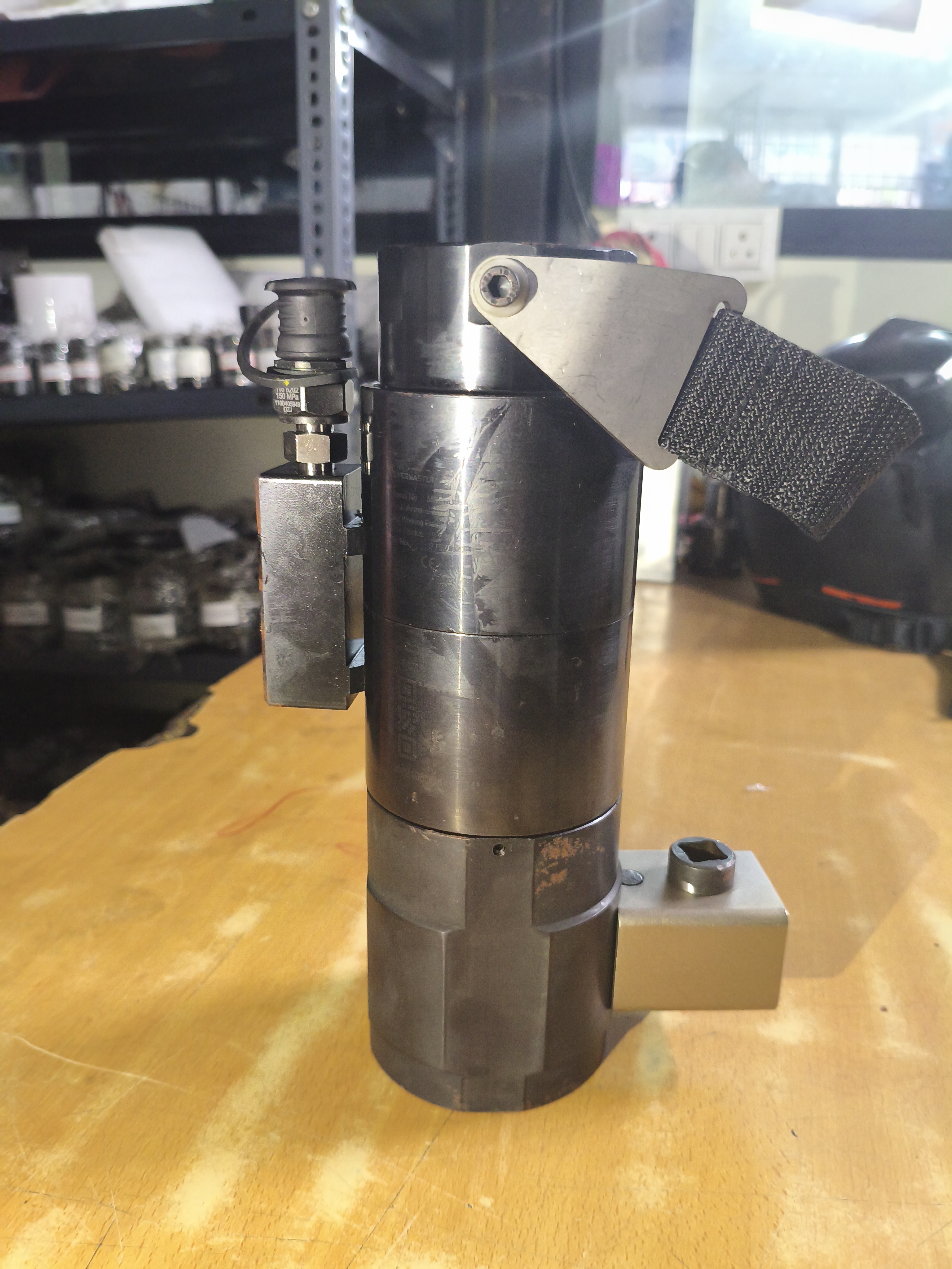 hydraulic bolt tensioner  